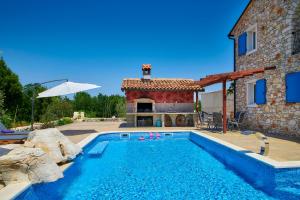 Bazén v ubytování Relax house surrounded by olives and vineyard nebo v jeho okolí