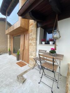 d'une terrasse avec une table en bois et un banc. dans l'établissement Casa Rural Los Abuelos, à Piloña