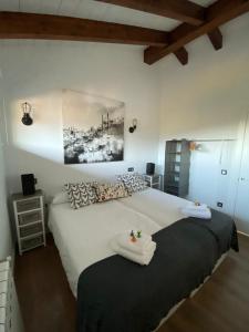a bedroom with two beds with towels on them at Casa Rural Los Abuelos in Piloña