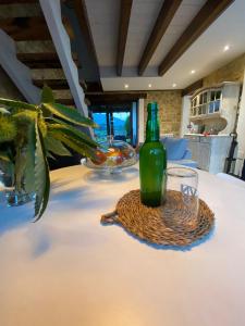 une bouteille verte assise au-dessus d'une table dans l'établissement Casa Rural Los Abuelos, à Piloña