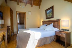Llit o llits en una habitació de Hotel & Restaurante Peña