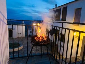 a bbq on a grill on a balcony at Apartamento Los Laureles in Laroles
