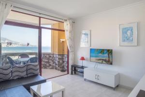 TV a/nebo společenská místnost v ubytování Stunning Marina view apartment