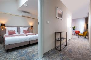 een hotelkamer met een bed en een hal bij MR67 Mayera Rapaporta in Krakau
