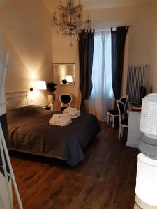 Schlafzimmer mit einem Bett und einem Kronleuchter in der Unterkunft In San Frediano B&B in Florenz