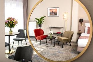 espejo en una habitación de hotel con sillas y cama en MR67 Mayera Rapaporta en Cracovia