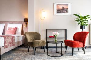 Pokój hotelowy z łóżkiem, 2 krzesłami i stołem w obiekcie MR67 Mayera Rapaporta w Krakowie