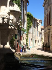 uma fonte no meio de uma rua em Résidence Le Mas de Valrugues (by Popinns) em Saint-Rémy-de-Provence