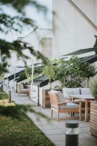 a patio with chairs and tables on a building at Parks 73 The Townhouse Hotel in Vienna