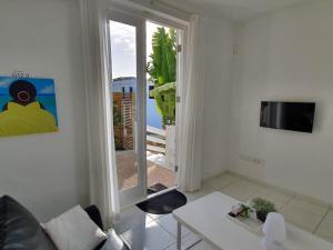 Televízia a/alebo spoločenská miestnosť v ubytovaní B2 APARTMENT with Balcony at JAN THIEL Curacao