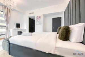 Postel nebo postele na pokoji v ubytování Elegant 2BR at Bahar 2 JBR by Deluxe Holiday Homes