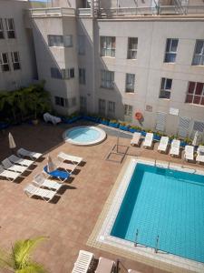una vista sulla piscina di un hotel di MARTSARAs PLAYA SARDINA a Sardina