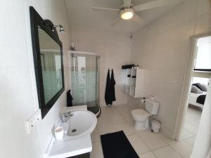 Ένα μπάνιο στο B2 APARTMENT with Balcony at JAN THIEL Curacao