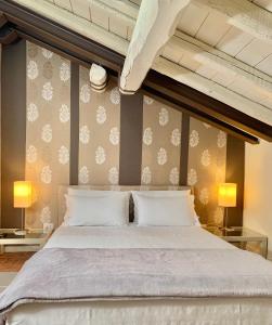 a bedroom with a large bed with two lamps at Apartment The Rock in Brienno