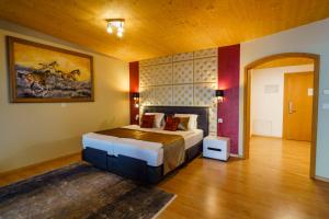 Llit o llits en una habitació de Seeblick SMART Hotel Rössli