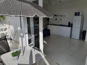 Η κουζίνα ή μικρή κουζίνα στο B2 APARTMENT with Balcony at JAN THIEL Curacao