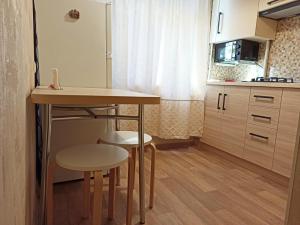 Kuchyň nebo kuchyňský kout v ubytování Двушка люкс автовокзал