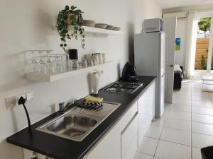 Η κουζίνα ή μικρή κουζίνα στο B2 APARTMENT with Balcony at JAN THIEL Curacao