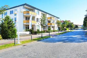 a cobblestone street in front of a building at QUARTIER 18 Feriendomizil in Strandnähe in Ostseebad Karlshagen