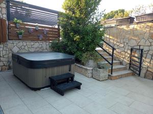 Fotografia z galérie ubytovania Apartment with private garden, hot tub, WiFi, SAT TV, Klima, near beach v Njivice