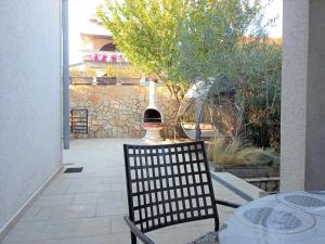 Patio alebo iná vonkajšia časť ubytovania Apartment with private garden, hot tub, WiFi, SAT TV, Klima, near beach