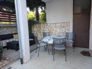 Posedenie v ubytovaní Apartment with private garden, hot tub, WiFi, SAT TV, Klima, near beach