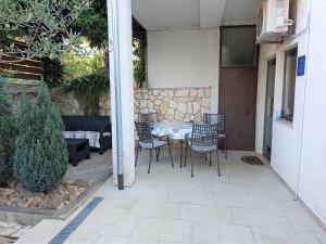 Balkón alebo terasa v ubytovaní Apartment with private garden, hot tub, WiFi, SAT TV, Klima, near beach
