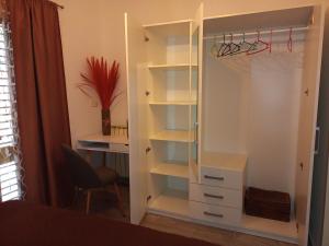 Fotografia z galérie ubytovania Apartment with private garden, hot tub, WiFi, SAT TV, Klima, near beach v Njivice