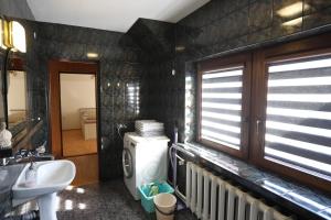 W łazience znajduje się umywalka i toaleta. w obiekcie KURP - Pokoje Gościnne, Noclegi w mieście Ostrołęka