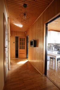 奧斯特羅文卡的住宿－KURP - Pokoje Gościnne, Noclegi，房屋的走廊,带桌子和天花板