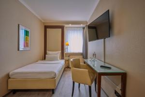 TV a/nebo společenská místnost v ubytování Cityhotel Kaiser Karl Aachen
