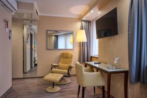 TV a/nebo společenská místnost v ubytování Cityhotel Kaiser Karl Aachen