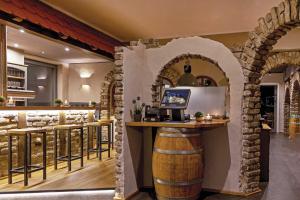 バート・ヘルスフェルトにあるHotel sleep & goのワイン樽付きのレストランのバー