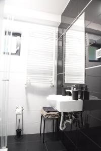 uma casa de banho com um lavatório branco e um espelho. em KOMFORT SUTERENA em Blizne Łaszczyńskiego
