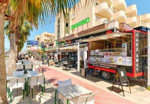 A restaurant or other place to eat at Apartment Eunice