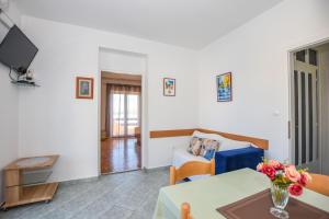 ein Wohnzimmer mit Tisch und Couch in der Unterkunft Apartments Marija in Pag