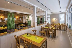 a restaurant with tables and chairs and a bar at Hotel sleep & go in Bad Hersfeld