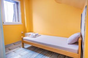 سرير أو أسرّة في غرفة في Passenger Hostel