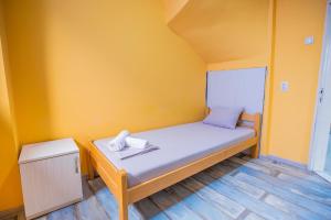 سرير أو أسرّة في غرفة في Passenger Hostel
