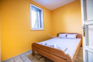 سرير أو أسرّة في غرفة في Passenger Hostel