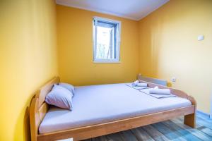 Tempat tidur dalam kamar di Passenger Hostel