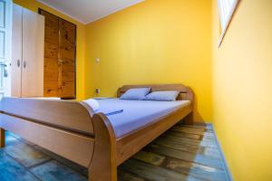 سرير أو أسرّة في غرفة في Passenger Hostel
