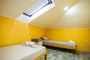 سرير أو أسرّة في غرفة في Passenger Hostel