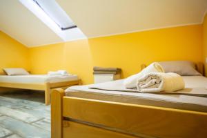 سرير أو أسرّة في غرفة في Passenger Hostel