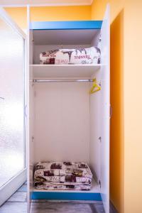 سرير أو أسرّة في غرفة في Passenger Hostel
