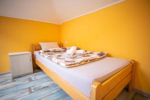 سرير أو أسرّة في غرفة في Passenger Hostel