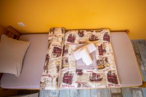 سرير أو أسرّة في غرفة في Passenger Hostel