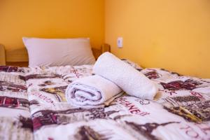 سرير أو أسرّة في غرفة في Passenger Hostel