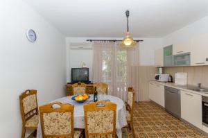Η κουζίνα ή μικρή κουζίνα στο Apartments KATA