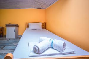 Passenger Hostel في نوفي ساد: غرفة نوم مع سرير وفوط مطوية عليه